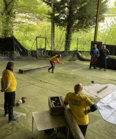 Personas jugando a bolo vaqueiro