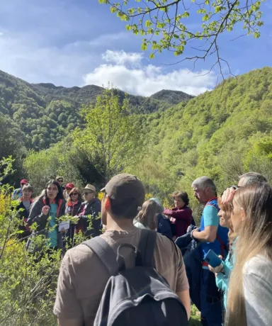 Grupo de personas en una camino de montaña atendiendo a una explicación