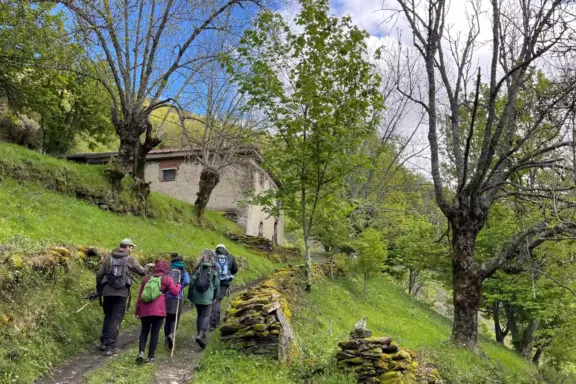 Personas caminando con un camino en el mente