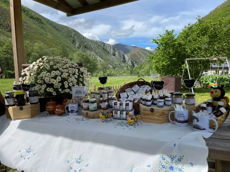 Mesa con muchos productos relacionados con las abejas y la miel
