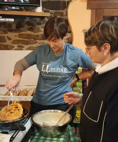 Dos mujeres friendo frixuelos