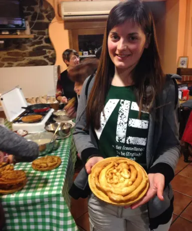 Mujer sujetando un plato con frisuelos
