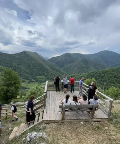 Personas en un mirador de madera