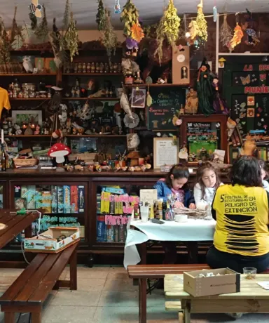 Niñas junto a dos adultos en la mesa de un bar tienda