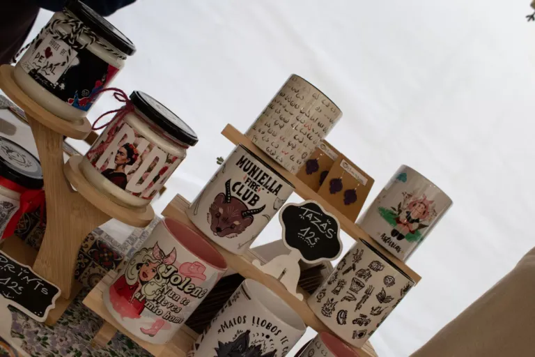 Tazas con diferentes motivos y dibujos