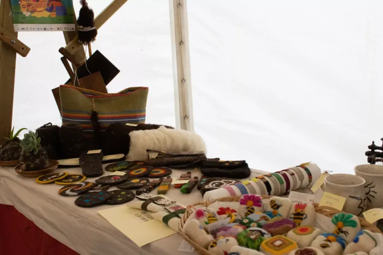 Productos artesanales realizados con lana: tapetes, bolsos, pulseras..