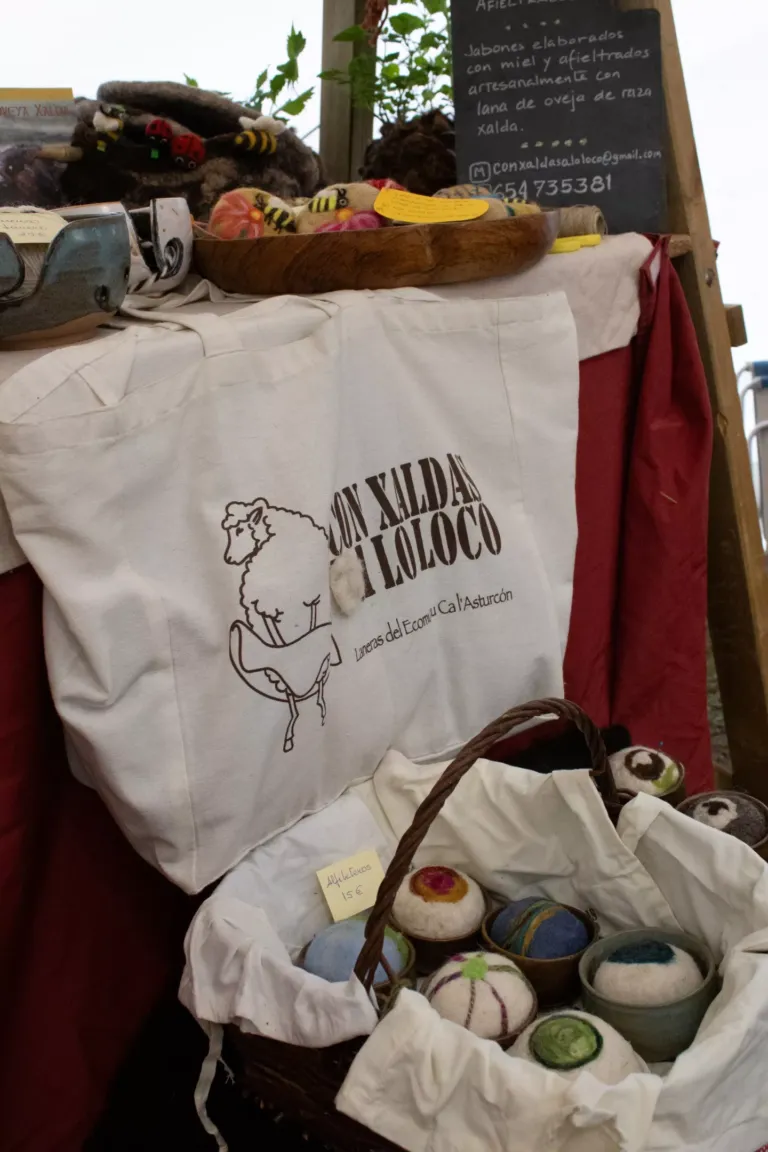 Una bolsa de tela blanca con la inscripción "Con xaldas y a lo loco"