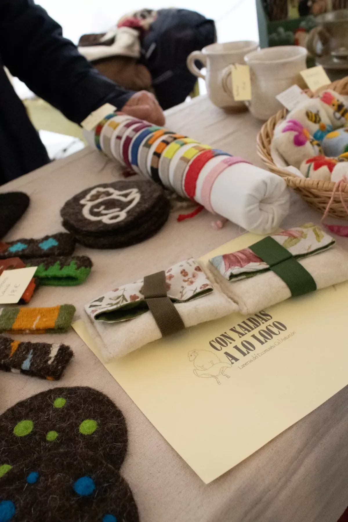 Varios productos de artesanía: pulseras, tapetes, tazas, sacos...