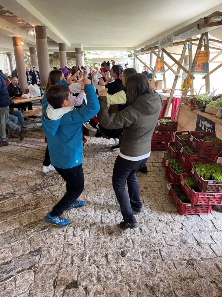Varias personas bailando bailes tradicionales por parejas
