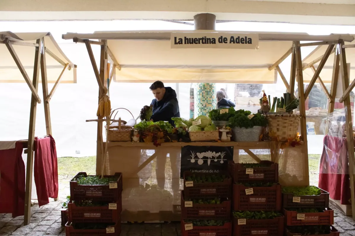 Puesto de mercadillo llamado "La huertina de Adela"