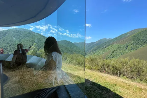 Personas dentro de un mirador con vistas a Muniellos