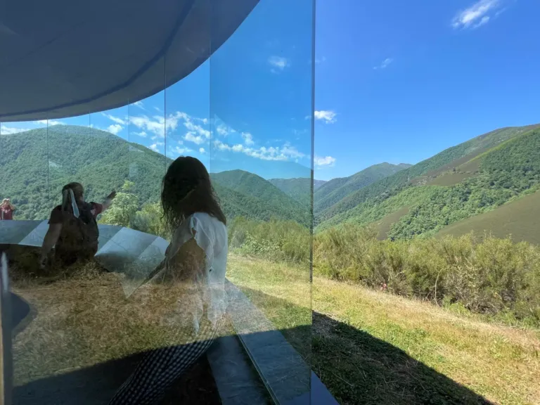 Personas dentro de un mirador con vistas a Muniellos