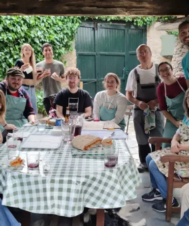Grupo de personas degustando productos al aire libre