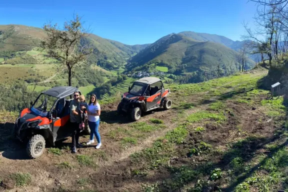Familia junto a dos boogies en un camino en el monte