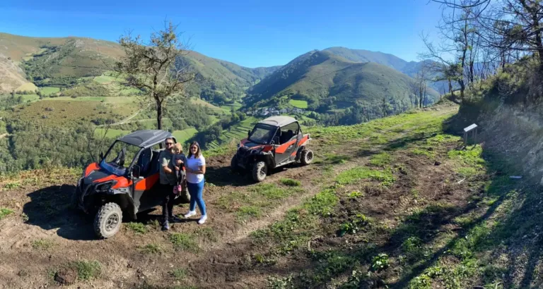 Familia junto a dos boogies en un camino en el monte
