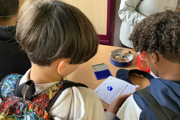 Niños mirando algo que tienen en la mano
