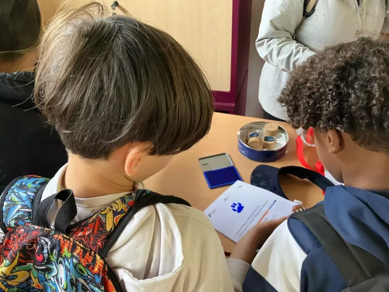 Niños mirando algo que tienen en la mano