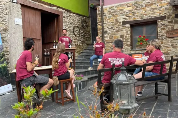 Varias personas sentada en círculo durante la actividad "Vinos con historia"