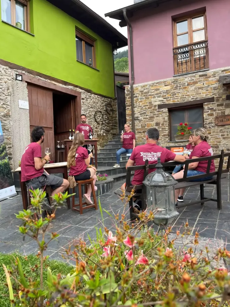 Varias personas sentada en círculo durante la actividad "Vinos con historia"
